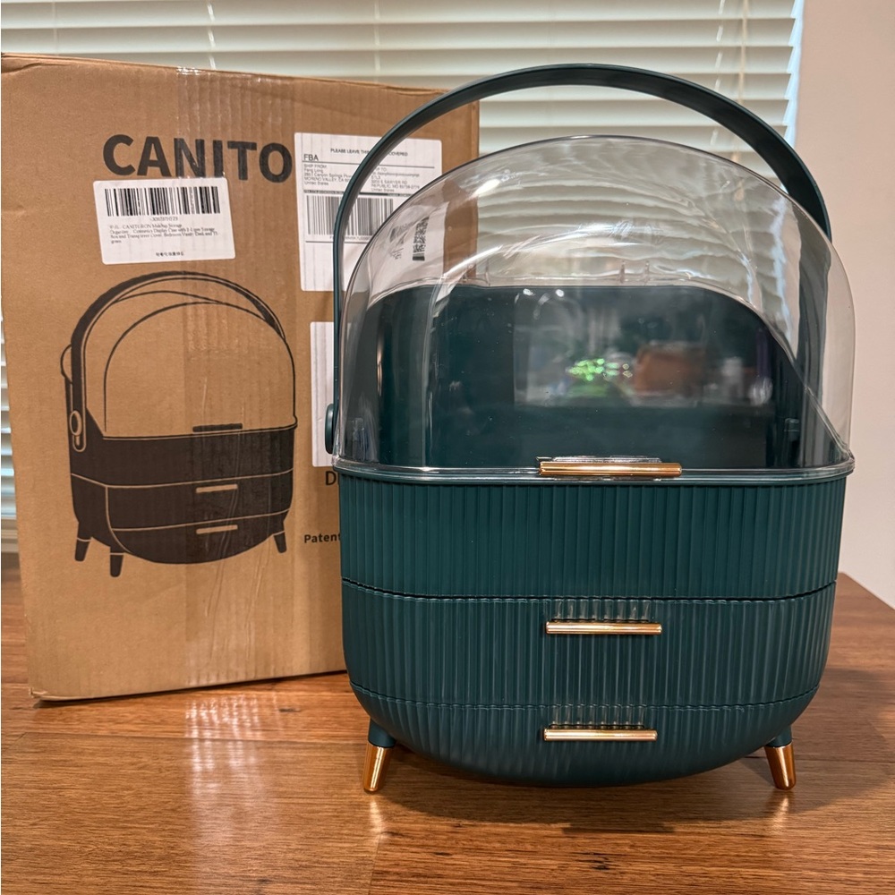 Elegant Green Dressing Case with Gold Details